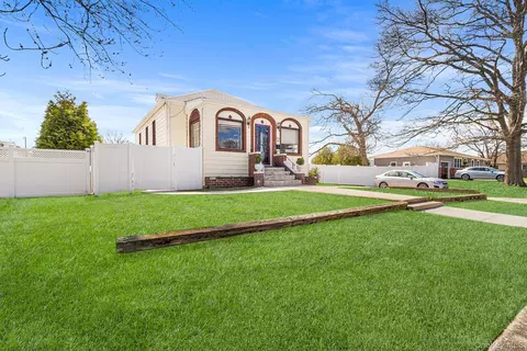 1517 10th St, West Babylon, NY 11704