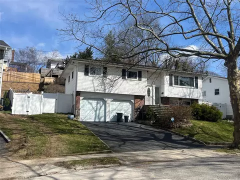 64 Todd Ct, Huntington Station, NY 11746