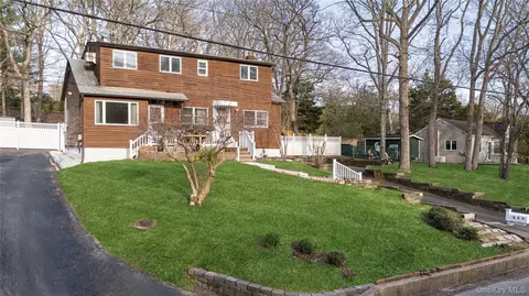 653 Meadow Rd, Smithtown, NY 11787