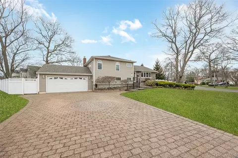 130 West Dr, Massapequa, NY 11758