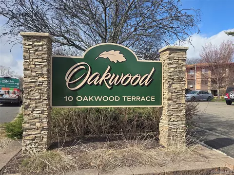 10 Oakwood Ter #26, New Windsor, NY 12553