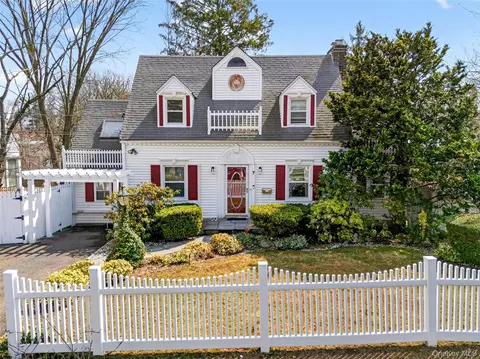 7 Winthrop Ln, Greenburgh, NY 10583