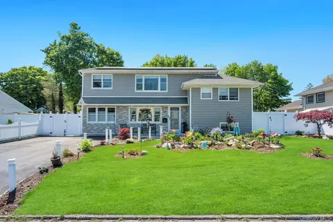33 Wiltshire Dr, Commack, NY 11725