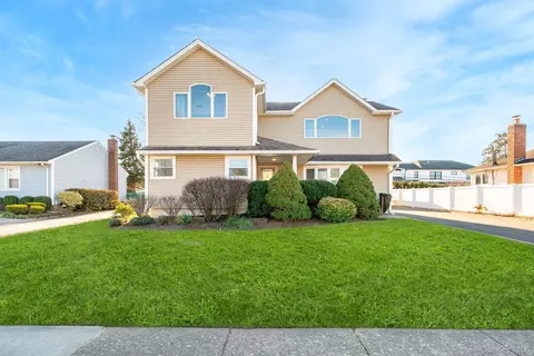 15 Chadwick Rd, Syosset, NY 11791