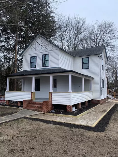 80 Swezey St, Patchogue, NY 11772