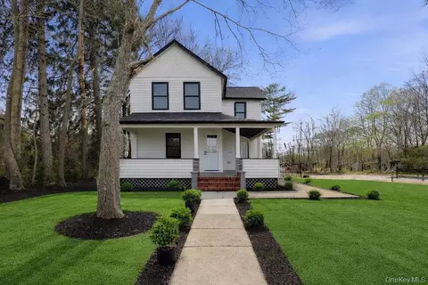 80 Swezey St, Patchogue, NY 11772