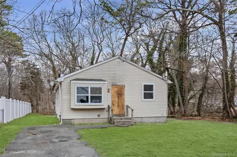 85 Norfleet Ln, Coram, NY 11727