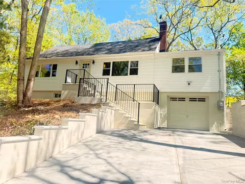 16 Sunset Dr, Huntington, NY 11743