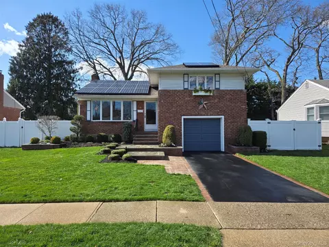 21 Nevin Ter, Massapequa Park, NY 11762