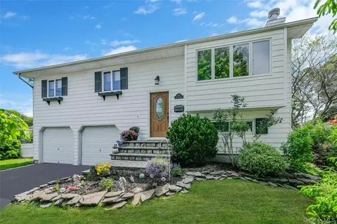 103 Stephen Rd, Bayport, NY 11705