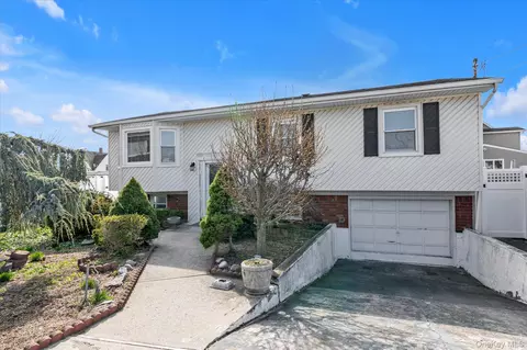 124 Stella Ct, Lynbrook, NY 11563