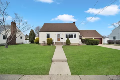 77 Spencer St, Farmingdale, NY 11735