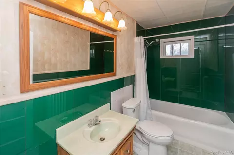 Bath - 200 Husted Ave, Peekskill, NY 10566 photo 3 of 3