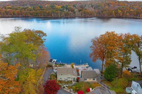 70 Lakeview Dr, Holmes, NY 12531