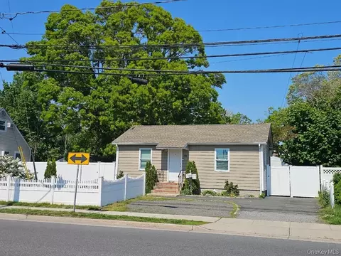 240 S Strong Ave, Lindenhurst, NY 11757