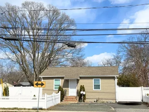 240 S Strong Ave, Lindenhurst, NY 11757