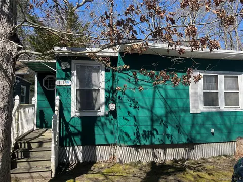 11 22nd, Riverhead, NY 11972
