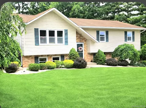 4 Tanglewood Ln, La Grange, NY 12603