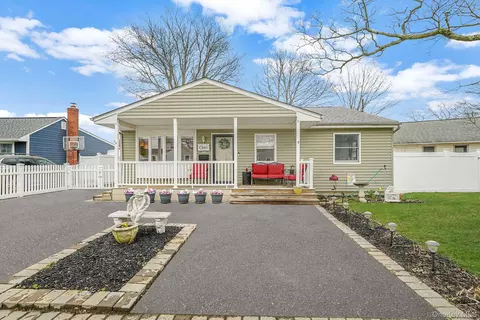11 Nehring Ave, Babylon, NY 11702
