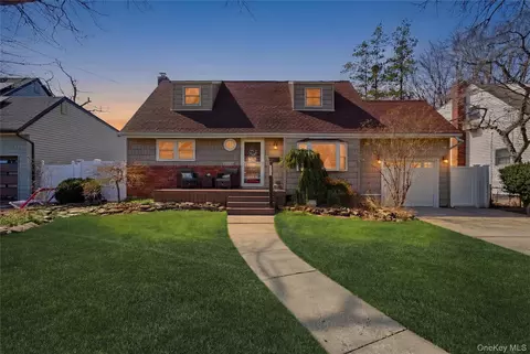 332 1st Ave, Massapequa Park, NY 11762