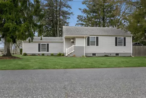3 Roy Ave, West Islip, NY 11795