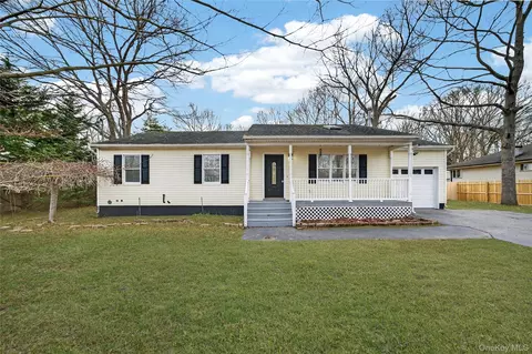 45 Oak Ave, Shirley, NY 11967