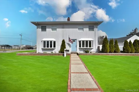 9 Cabot Rd W, Massapequa, NY 11758