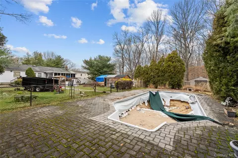 147 Horseblock Rd, Centereach, NY 11720