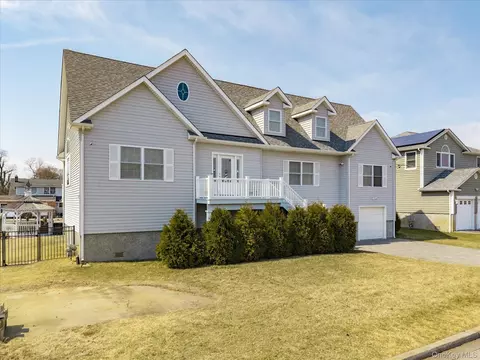 10 Delta Rd, Massapequa, NY 11758