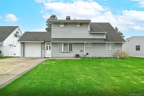 24 Cloister Ln, Hicksville, NY 11801