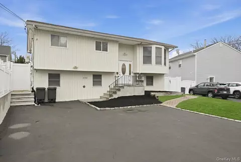 292 Concord St, Dix Hills, NY 11746