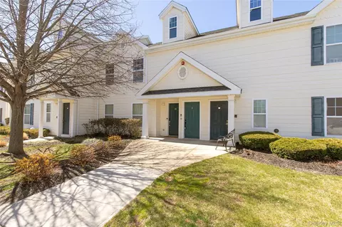 28 Lorien Pl #4, Melville, NY 11747