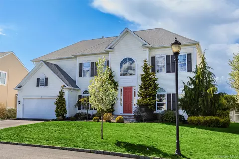 32 Avolet Ct, Mount Sinai, NY 11766