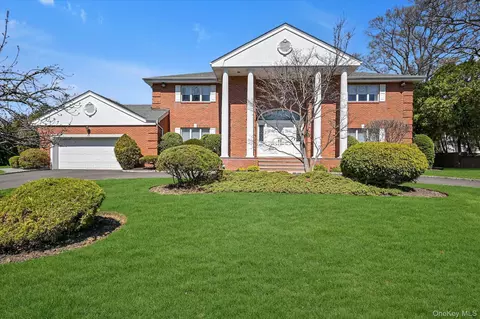 85 Meadow Woods Rd, North Hempstead, NY 11020