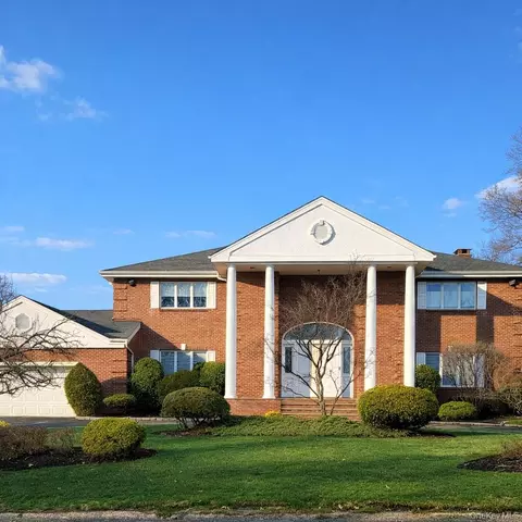 85 Meadow Woods Rd, North Hempstead, NY 11020