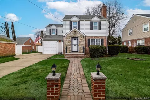 135 Chestnut St, Lynbrook, NY 11563