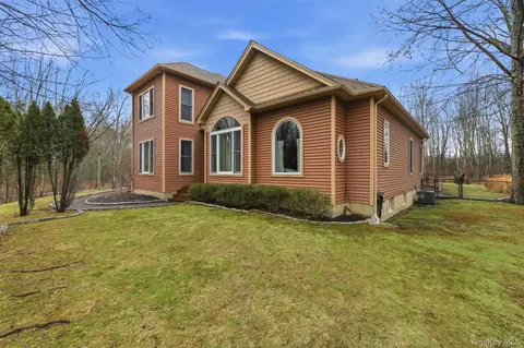 6 Foxwood Rd, New Paltz, NY 12561