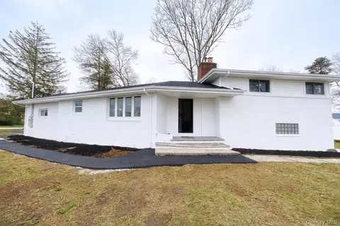 40 Arbour St, West Islip, NY 11795