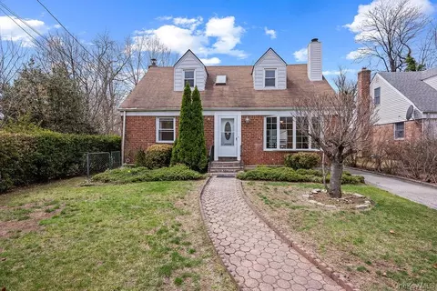 8 Grady Ct, North Hempstead, NY 11023