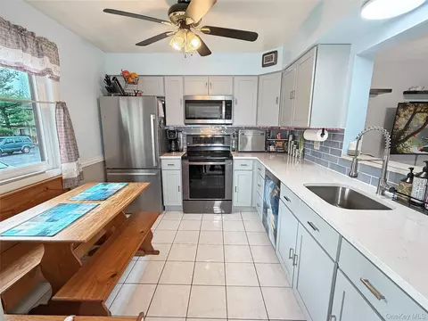 5007 Chelsea Cv N, Beekman, NY 12533