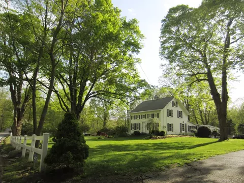 521 Barrett Hill Rd, Mahopac, NY 10541