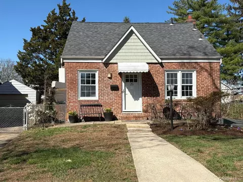 25 Park Cir, North Hempstead, NY 11040