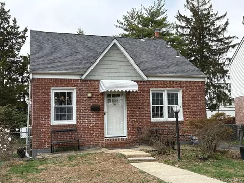 25 Park Cir, North Hempstead, NY 11040