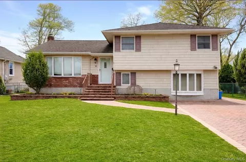 50 Independence Ave, Babylon, NY 11702