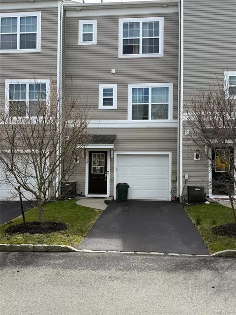 14 Maler Ln, Patchogue, NY 11772