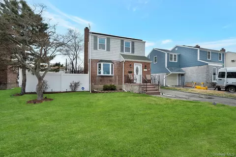 22 Miriam Pkwy, Elmont, NY 11003