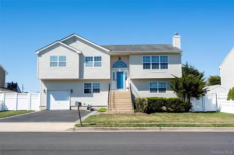 17 Clifton St, Farmingdale, NY 11735