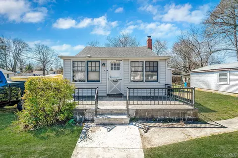 2 Roberts Ave, Mastic Beach, NY 11951