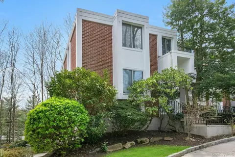 1211 Colony Dr, Greenburgh, NY 10530