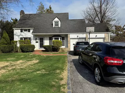 12 Barberry Ln, North Hempstead, NY 11577